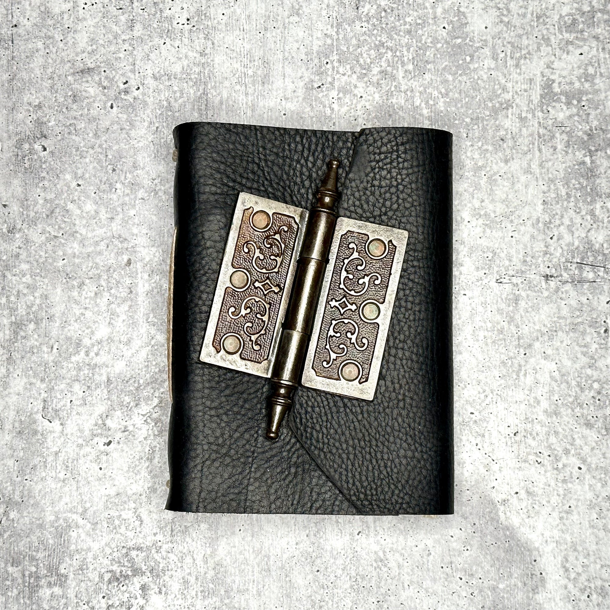 Lucca - Black Pebble/Hemp/Door Hinge