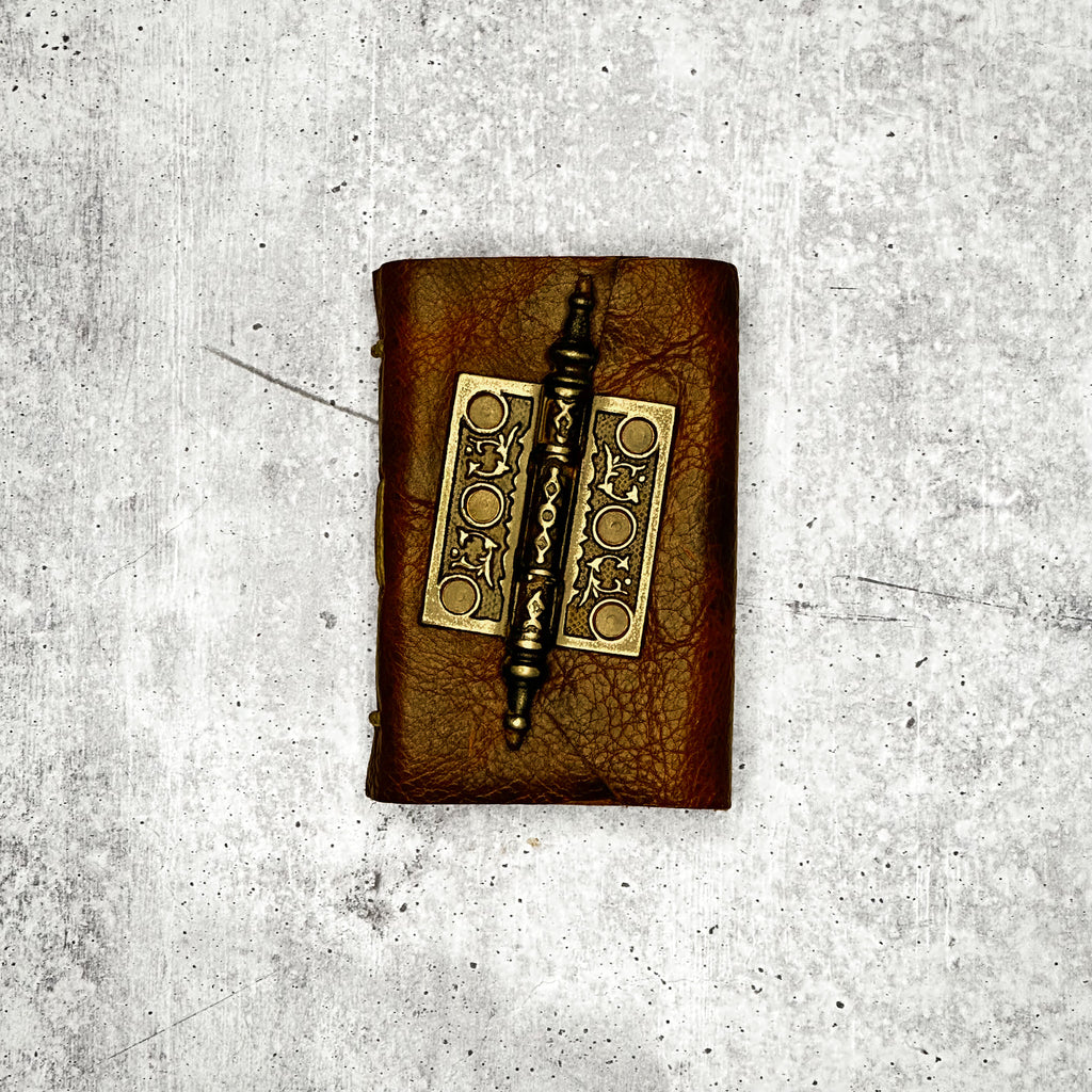 Capri - Rusty Bison/Artisan Paper/Door Hinge 2.0