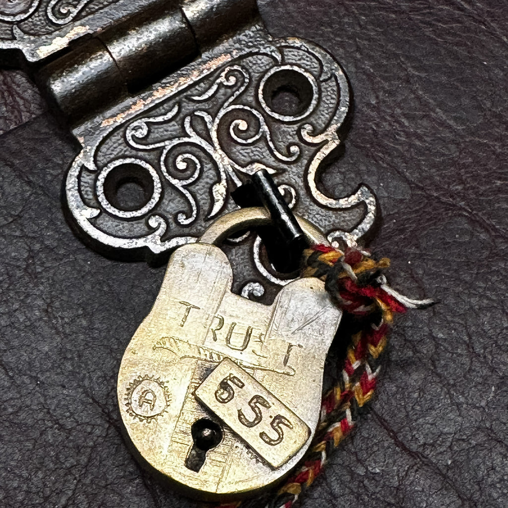 Sorrento - Dark Espresso Bison/Photo Album/Padlock
