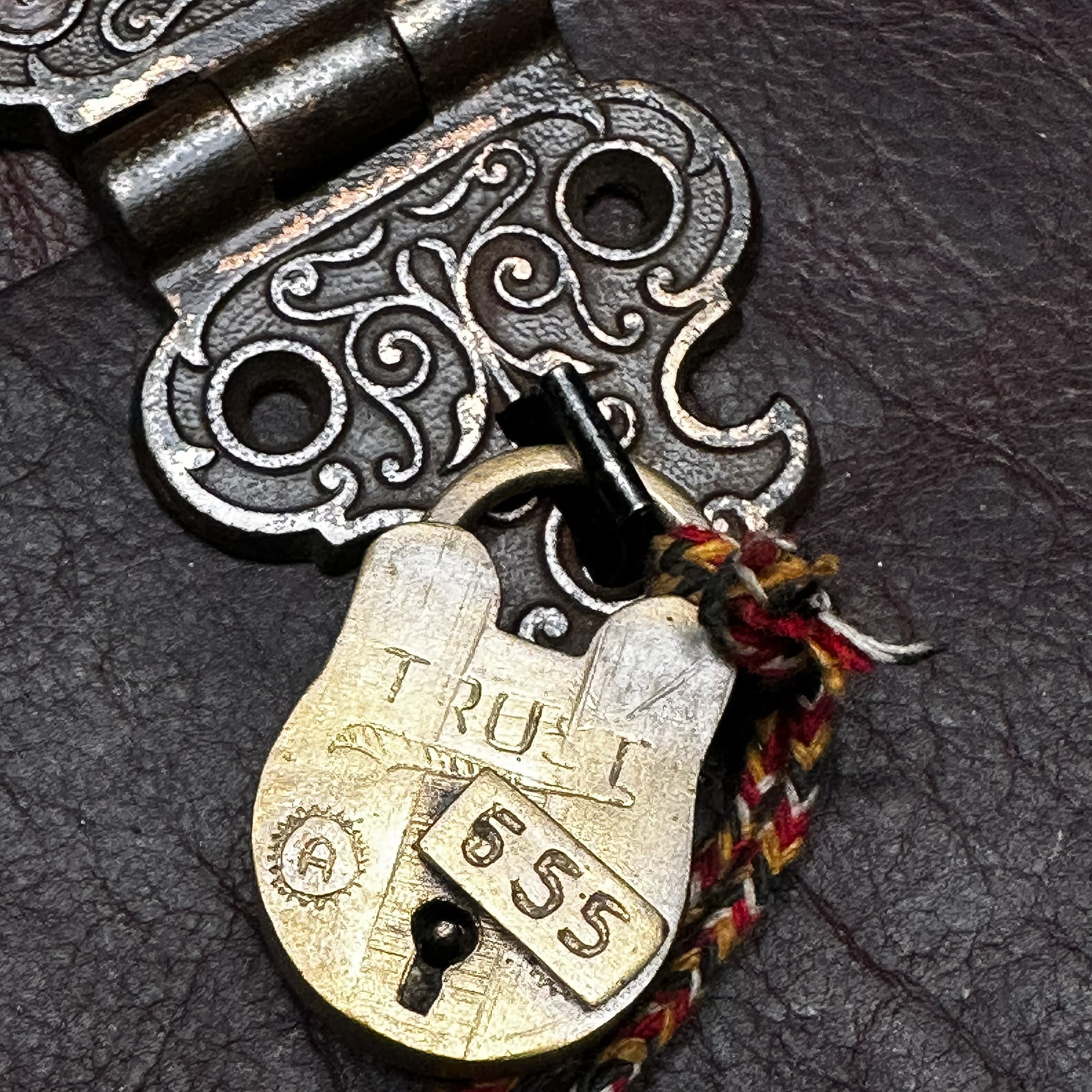 Sorrento - Dark Espresso Bison/Photo Album/Padlock